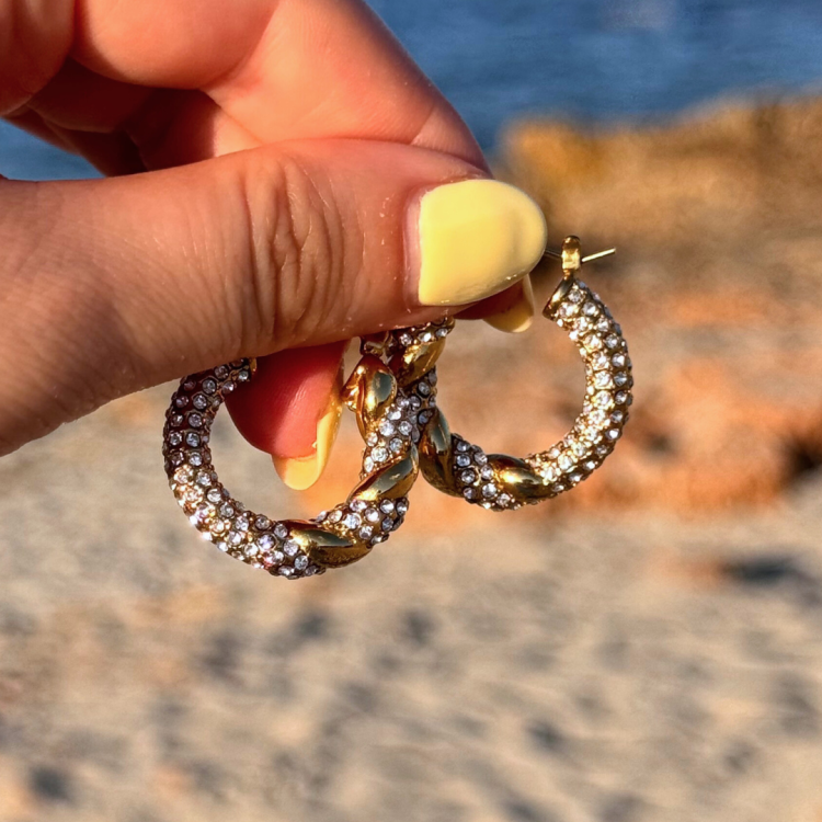 Beżowo Biały Nowa Kolekcja Ubrań Instagram Post (13).png