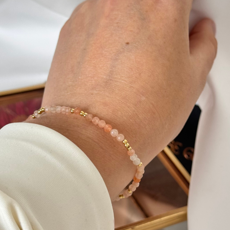 Beżowo Biały Nowa Kolekcja Ubrań Instagram Post (11).png